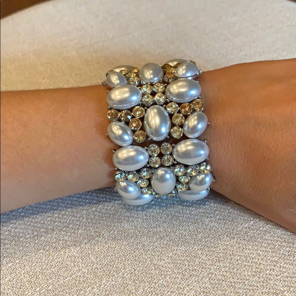 Gold and pearl stretchy bracelet